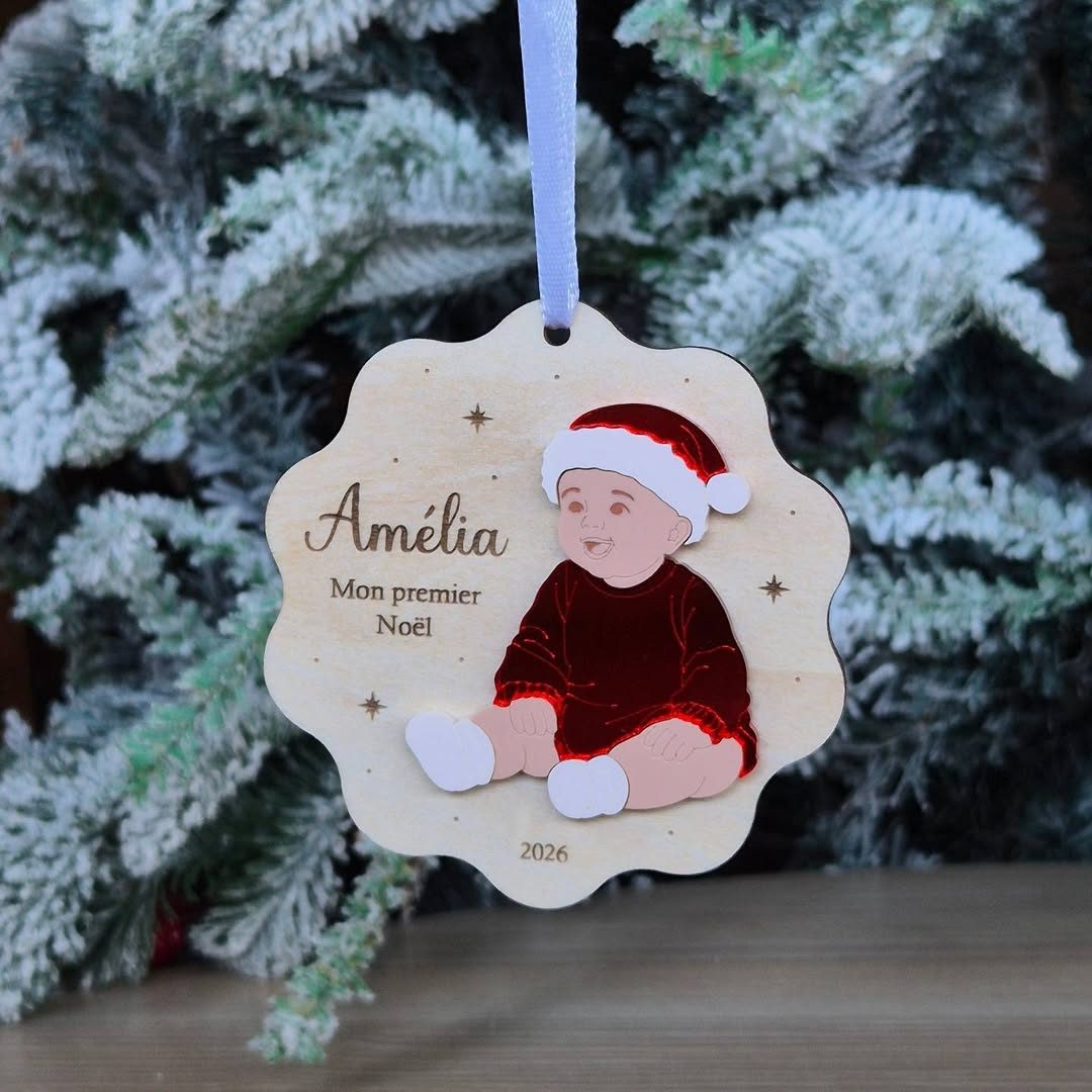 Boule festonnée en bois gravée Amélia, Mon premier Noël, bébé en plexi rouge