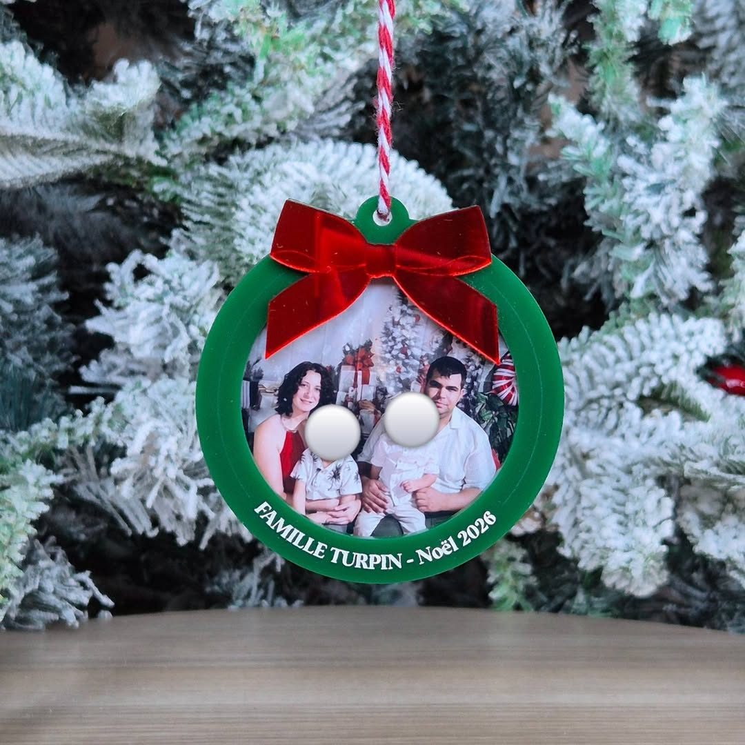 Couronne en plexi vert et rouge avec photo de famille